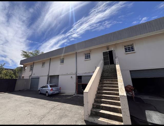 1,550M² WAREHOUSE TO LET IN EASTLEIGH